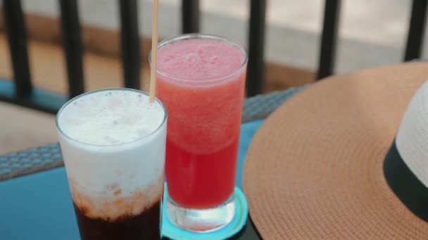 海滩度假有一张双人桌 有西瓜汁和冰镇咖啡在一个放松的海滩度假胜地 品尝海边美味饮料的概念 — 图库视频影像