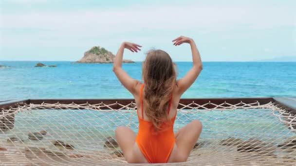 Viajante Feminino Senta Rede Lounge Praia Ela Olha Para Mar — Vídeo de Stock