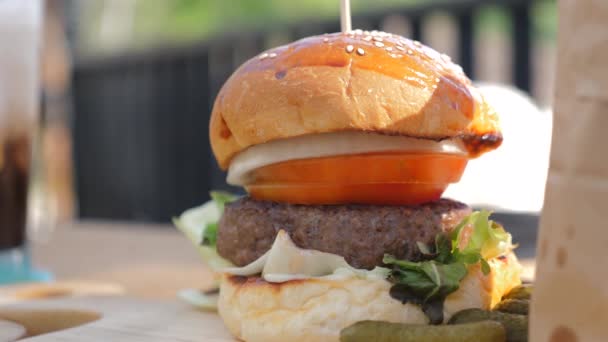 Pyszne Zbliżenie Grubej Wołowiny Patty Burger Zwieńczona Pomidorem Cebulą Pojęcie — Wideo stockowe