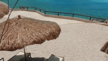 Turkuaz deniz manzaralı bir plaj sandalyesinde rahatla. Huzurlu bir yaz tatili ve rahatlamak için mükemmel bir yer..