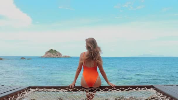タイの女性旅行者 熱帯の楽園での夏休み ビキニの女の子は白い砂浜でリラックスします 晴れた天気 自然の美しさの自由を楽しむ — ストック動画
