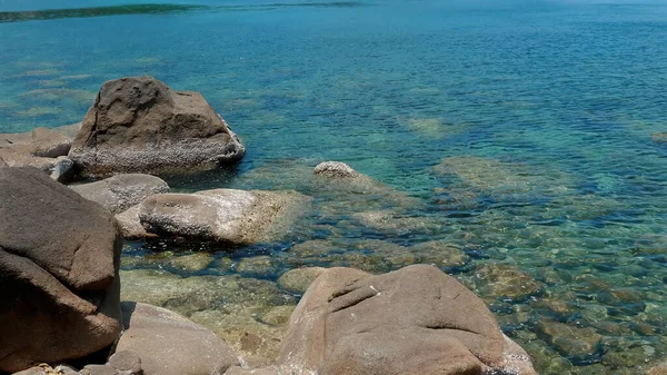Mar Azul Turquesa Costa Rochosa Criam Uma Paisagem Marinha Deslumbrante — Fotografia de Stock