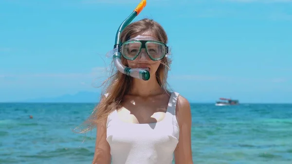 ターコイズ海でシュノーケリングし マスクを外します 青い海でシュノーケリングを楽しむ女性 マスクを取り除きます 夏休みと水中探査のコンセプト — ストック写真