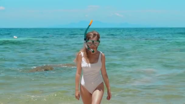 Mujer Feliz Con Máscara Snorkel Saliendo Del Océano Traje Baño — Vídeos de Stock