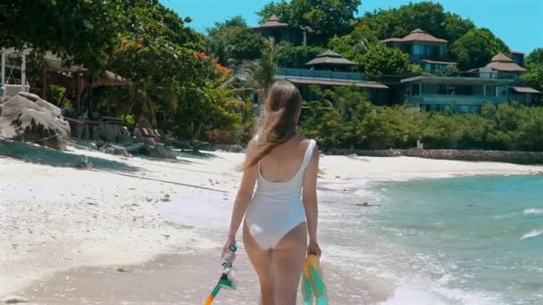 Mulher Praia Tropical Biquíni Brilhante Andando Com Máscara Snorkel Barbatanas — Vídeo de Stock