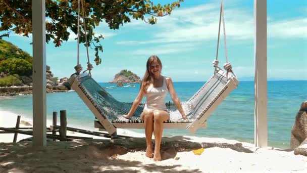 Kobieta Leżąca Hamaku Plaży Ciesząca Się Tropikalnym Rajem Pojęcie Letniego — Wideo stockowe