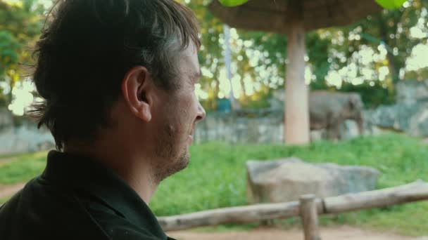 Setkání Volně Žijícími Živočichy Zblízka Muž Turista Safari Sleduje Asijského — Stock video