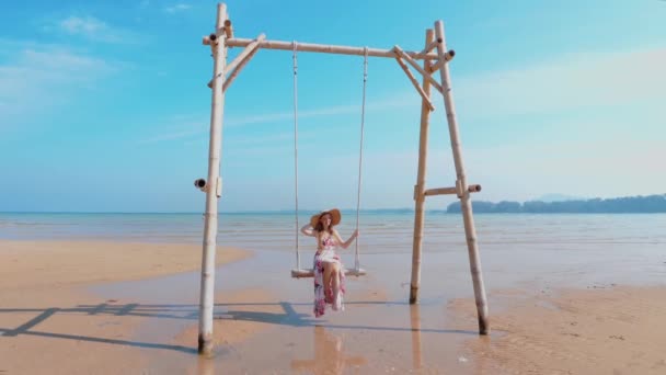 Frau Schaukelt Auf Strandschaukel Tropischer Urlaub Meer Konzept Der Ruhigen — Stockvideo