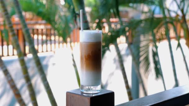 Cocktail Moka Frappe Dans Café Extérieur Avec Des Palmiers Sur — Video