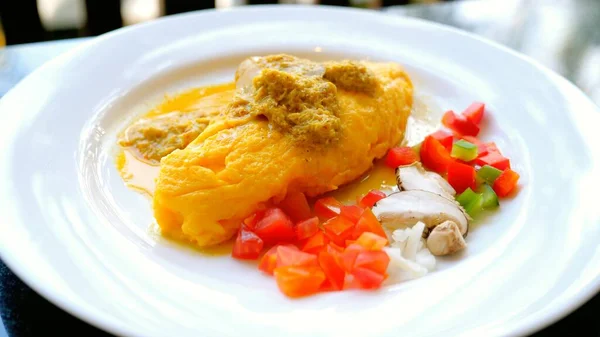 Stuffed Omelette와 럭셔리 호텔에서 카페에서 맛있고 영양가있는 식사의 — 스톡 사진