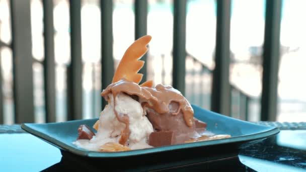 Νόστιμο Παγωτό Λιωμένη Βάφλα Λευκό Πιάτο Θερινές Διακοπές Τροπικό Θέρετρο — Αρχείο Βίντεο