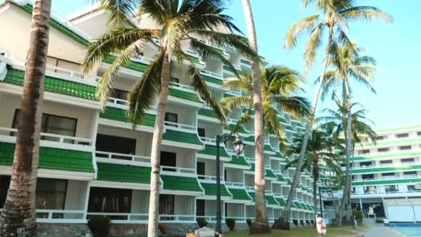 在一个拥有棕榈树的现代酒店度假胜地放松身心 泰国宁静的热带天堂 一个快乐美丽的假期的概念 Meridien酒店 泰国普吉 2021年2月 — 图库视频影像