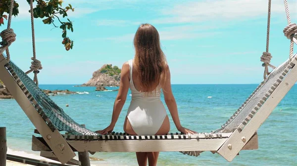 Widok Tyłu Kobiety Podróżującej Bikini Huśtającej Się Hamaku Nad Morzem — Zdjęcie stockowe