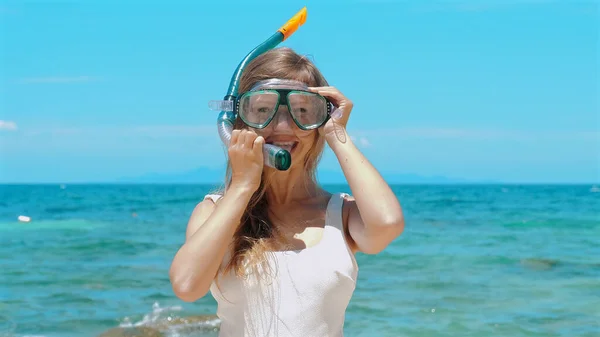 Mutlu Kadın Turist Okyanusta Şnorkelle Yüzüyor Mayo Giyiyor Şnorkel Maskesi — Stok fotoğraf