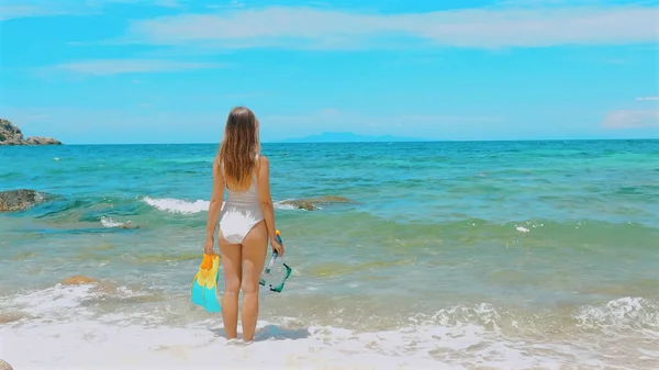 Turkuaz Denizde Yüzgeçleri Maskesi Olan Bir Kadın Tropik Plaj Tatili — Stok fotoğraf