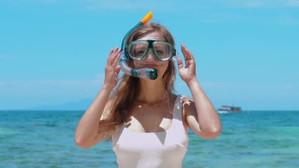 ターコイズ海でシュノーケリングし マスクを外します 青い海でシュノーケリングを楽しむ女性 マスクを取り除きます 夏休みと水中探査のコンセプト — ストック動画