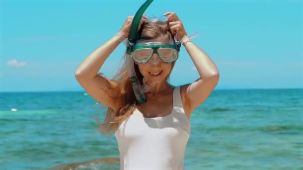 Kvinnan Badkläder Som Tar Sig Snorklingsmask Och Står Havsvatten Thailand — Stockvideo