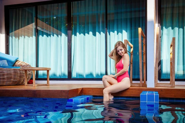 아름다움과 자신감을 제외하고 수영장 태양에 수영복 바구니에 매력적인 휴가의 — 스톡 사진