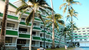 Palmiye ağaçları olan modern bir otelde rahatla ve rahatla. Tayland 'da sakin bir tropik cennet. Mutlu ve güzel bir tatil kavramı. Le Meridien Oteli, Phuket, Tayland, Şubat 2021