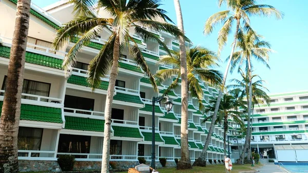 Pihenjen Lazítson Egy Modern Hotel Üdülőhelyen Pálmafákkal Nyugodt Trópusi Paradicsom — Stock Fotó