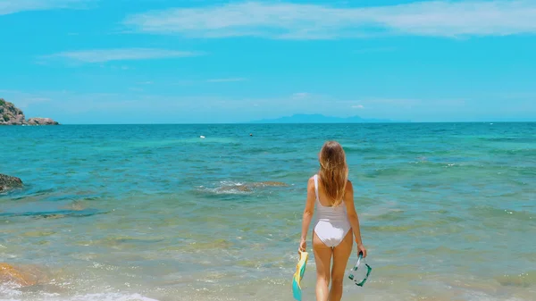Widok Tyłu Kobiety Bikini Niosącej Strój Nurkowania Kierunku Oceanu Przygotuj — Zdjęcie stockowe