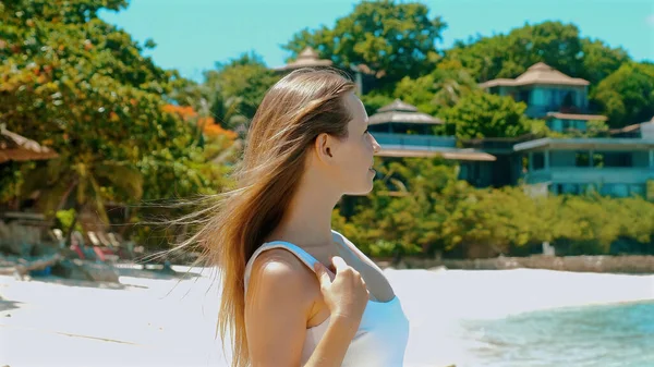 Uśmiechnięta Kobieta Białych Strojach Kąpielowych Piaszczystej Plaży Powolny Widok Strony — Zdjęcie stockowe