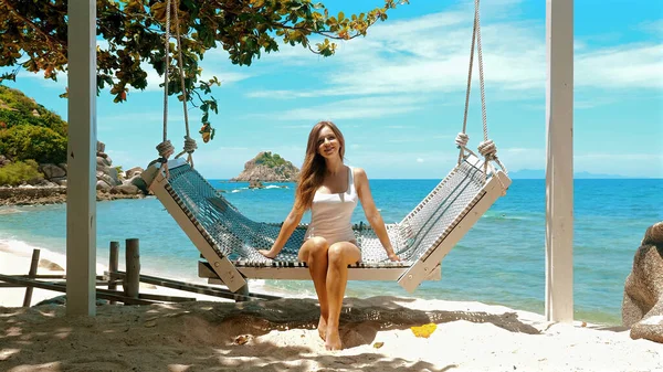 Kobieta Leżąca Hamaku Plaży Ciesząca Się Tropikalnym Rajem Pojęcie Letniego — Zdjęcie stockowe