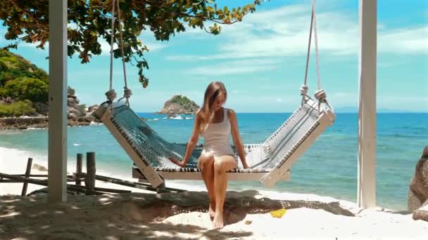 Turystyczny Wypoczynek Plaży Hamak Zielonymi Tropikalnymi Drzewami Koncepcja Marzycielskich Wakacji — Wideo stockowe