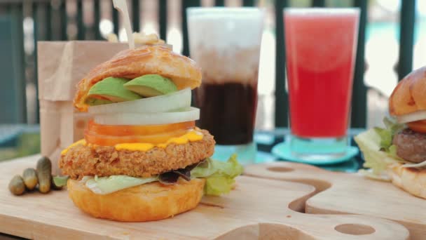 Zbliżenie Hamburgera Kurczaka Dwoma Orzeźwiającymi Napojami Kawiarni Świeżym Powietrzu Koncepcja — Wideo stockowe