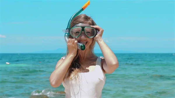 Şnorkel Maskeli Gülümseyen Kadın Okyanus Manzarasının Tadını Çıkarıyor Deniz Suyunda — Stok fotoğraf