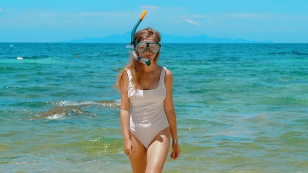 水着で海から出てくるシュノーケルマスクで幸せな女性 シュノーケリング ビーチホリデー — ストック写真