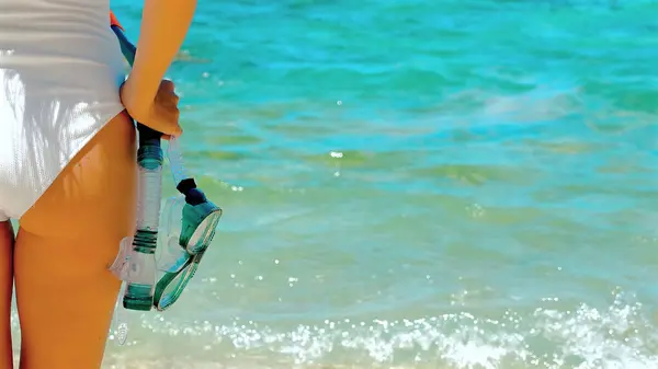 Przygoda Plaży Kobieta Nurkująca Czystej Wodzie Rafie Koralowej Sylwetka Dłoni — Zdjęcie stockowe