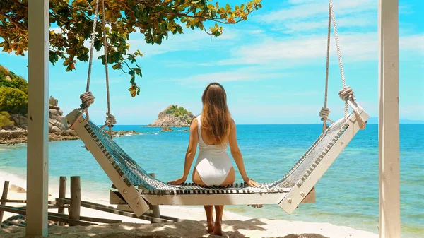 Vista Trasera Mujer Descansando Hamaca Playa Con Vista Mar Relajante —  Fotos de Stock
