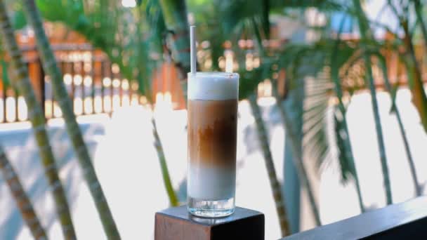 Mrożone Latte Restauracji Chłodny Kremowy Napój Kawowy Mlekiem Idealny Gorący — Wideo stockowe