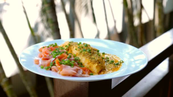 有熏鲑鱼和蔬菜的炒鸡蛋 白盘上的传统早餐 酒店早餐烹调 — 图库视频影像