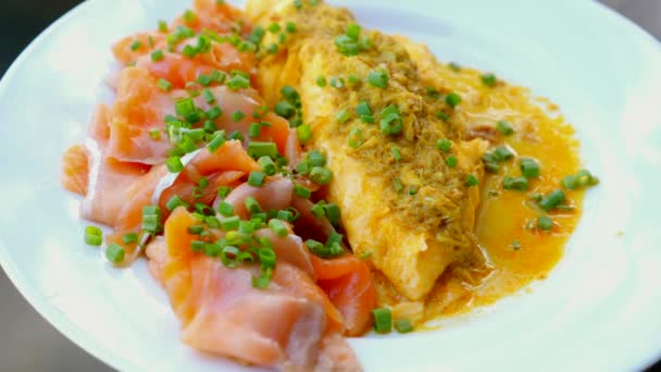 Œufs Brouillés Saumon Dans Une Assiette Savoureux Plat Petit Déjeuner — Video