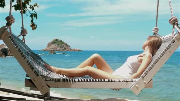 Жінка Відпочиває Гамаку Біля Моря Концепція Спокійного Пляжного Відпочинку — стокове відео