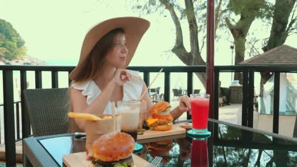 Žena Těší Večeři Výhledem Moře Luxusním Hotelu Tropické Dovolené Dívka — Stock video
