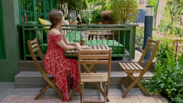 Kırmızı Elbiseli Beyaz Kız Yeşil Arka Planlı Kafeteryada Yemek Yiyor — Stok video
