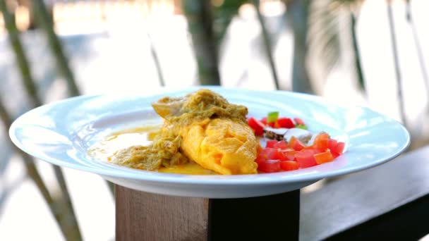 토마토와 허브와 채식주의 Omelette 뷔페에서 맛있는 식사의 즐거운 개념은 하루에 — 비디오