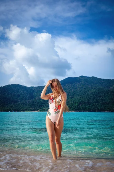 Kobieta Strojach Kąpielowych Relaksuje Się Piaszczystej Plaży Turkusową Wodą Tropikalny — Zdjęcie stockowe