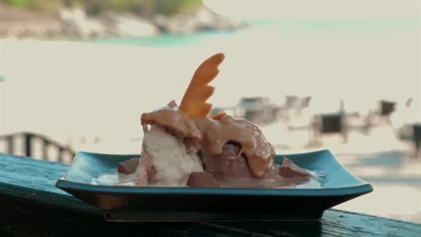 Сладкий Шоколад Ванильное Мороженое Пляже Дессерт Наслаждался Летним Отдыхом Красивом — стоковое видео