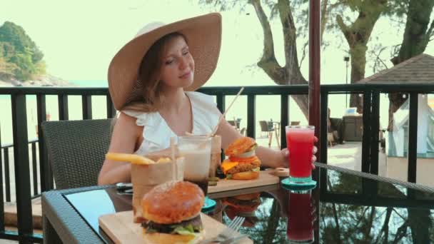 Vrouw Een Resort Restaurant Een Strandvakantie Genieten Van Haar Diner — Stockvideo