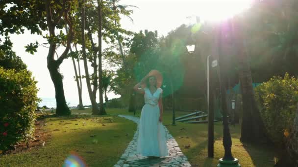 Mujer Elegante Vestido Blanco Sombrero Complejo Playa Lujo Turista Hotel — Vídeo de stock
