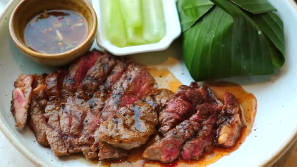 바나나 신선한 야채와 향기로운 맛있게 쇠고기 스테이크 아시아 레스토랑에서 완벽한 — 비디오