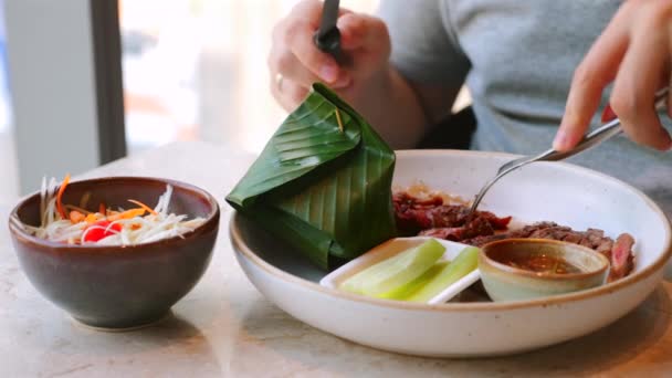 Egy Ínyenc Ázsiai Thai Étteremben Egy Férfi Kézzel Eszi Finom — Stock videók