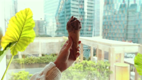 Міська Відпустка Рука Тримає Смачне Вафельне Морозиво Хмарочосами Задньому Плані — стокове відео