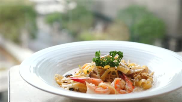 Gesunde Fischgerichte Köstliche Italienische Mahlzeit Mit Garnelen Spaghetti Und Einer — Stockvideo
