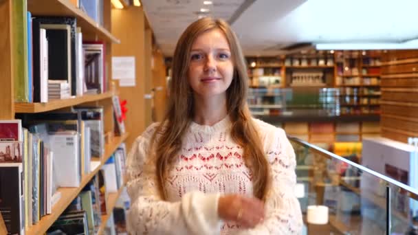 Vrouw Bibliotheek Studente Aantrekkelijk Succesvol Sta Bij Boekenkast Studeren Authentiek — Stockvideo