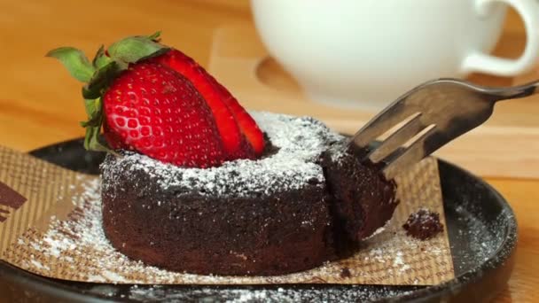 Çikolatalı Pasta Çatallı Üzerinde Olgun Kırmızı Çilekler Olan Lezzetli Bir — Stok video